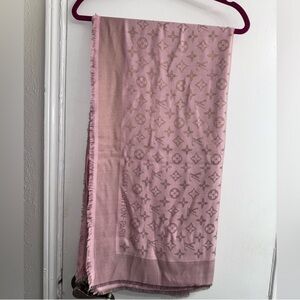 Louis Vuitton Neo Natté Monogram
Shawl in light pink/gold